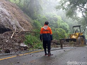 Alat Berat Diterjunkan Bersihkan Material Longsor di Jalur Trenggalek-Ponorogo