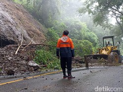 Alat Berat Diterjunkan Bersihkan Material Longsor di Jalur Trenggalek-Ponorogo