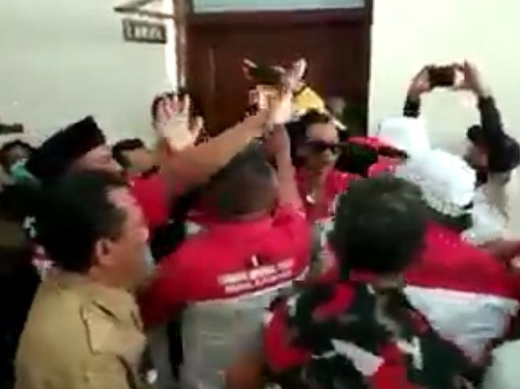 LSM Ricuh di DPRD Kota Probolinggo, Polisi Olah TKP LSM Ricuh di DPRD Kota Probolinggo, Polisi Olah TKP