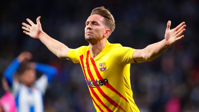 BARCELONA, SPAIN - FEBRUARY 13: Luuk De Jong of FC Barcelona celebrates scoring his teams second goal during the LaLiga Santander match between RCD Espanyol and FC Barcelona at RCDE Stadium on February 13, 2022 in Barcelona, Spain. (Photo by Eric Alonso/Getty Images)