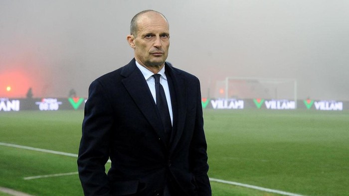 BOLOGNA, ITALY - DECEMBER 18: Massimiliano Allegri head coach of Juventus looks on prior the beginning of  the Serie A match between Bologna FC and Juventus at Stadio Renato DallAra on December 18, 2021 in Bologna, Italy. (Photo by Mario Carlini / Iguana Press/Getty Images)