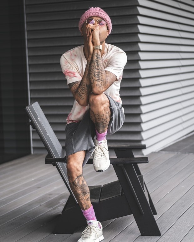 melirik sambil menutup mulut