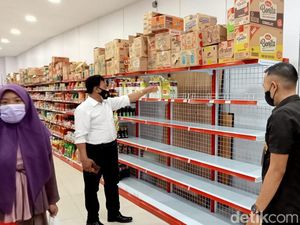 Swalayan di Pasuruan Cegah Aksi Borong Minyak Goreng dengan Jual Per Jam Swalayan di Pasuruan Cegah Aksi Borong Minyak Goreng dengan Jual Per Jam