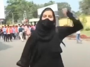 Fakta Salman Khan dan Aamir Khan Beri Rp 9 M untuk Gadis Berhijab yang Teriak Takbir