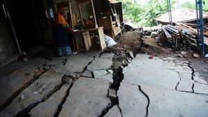Ngerinya Imbas Tanah Bergerak, Jalan Terbelah-Rumah Rusak!