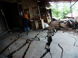 Ngerinya Imbas Tanah Bergerak, Jalan Terbelah-Rumah Rusak! Ngerinya Imbas Tanah Bergerak, Jalan Terbelah-Rumah Rusak!