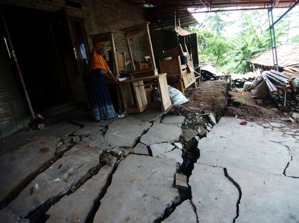Ngerinya Imbas Tanah Bergerak, Jalan Terbelah-Rumah Rusak!
