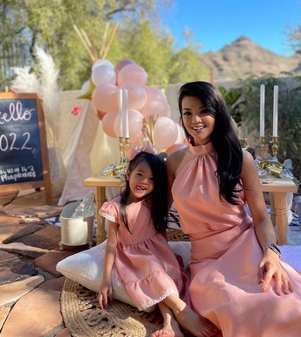 Merayakan tahun baru dengan balutan dress berwarna pastel yang cerah