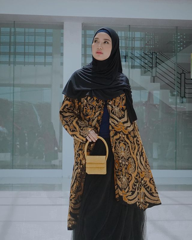 Penampilan Chacha Frederica yang kini jadi istri pejabat saat dampingi suami bertugas jadi sorotan. Yuk, kita intip potretnya!