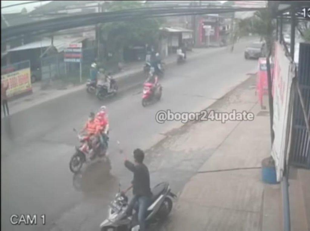Pencurian Motor di Bogor Terekam CCTV, Pelaku Todongkan Pistol ke Warga