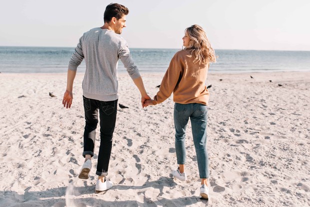 Pergi ke pantai di hari kasih sayang/ foto: Freepik.com/ lookstudio Pergi ke pantai di hari kasih sayang