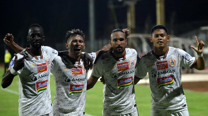 Pesepak bola Persija Jakarta Taufik Hidayat (kanan) berselebrasi bersama rekannya Rohit Chand (kedua kanan), Osvaldo Ardiles Haay (kedua kiri) dan Makan Konate (kiri) usai mencetak gol ke gawang Persita Tangerang saat pertandingan Liga 1 di Stadion I Gusti Ngurah Rai, Denpasar, Bali, Rabu (26/1/2022). Persija berhasil mengalahkan Persita dengan skor 2-1 ANTARA FOTO/Fikri Yusuf/rwa.