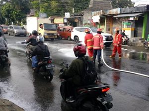 Ada Oli Tumpah di Jalan Jatiwaringin Bekasi, Lalin Sempat Macet Ada Oli Tumpah di Jalan Jatiwaringin Bekasi, Lalin Sempat Macet