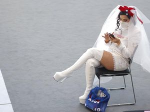 Upss..Anggota MPR Jerman Ini Pakai Gaun Pengantin Saat Pilih Presiden