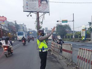 Antisipasi Macet, One Way Diterapkan di Jalan Cikarang-Cibarusah Tiap Pagi Antisipasi Macet, One Way Diterapkan di Jalan Cikarang-Cibarusah Tiap Pagi