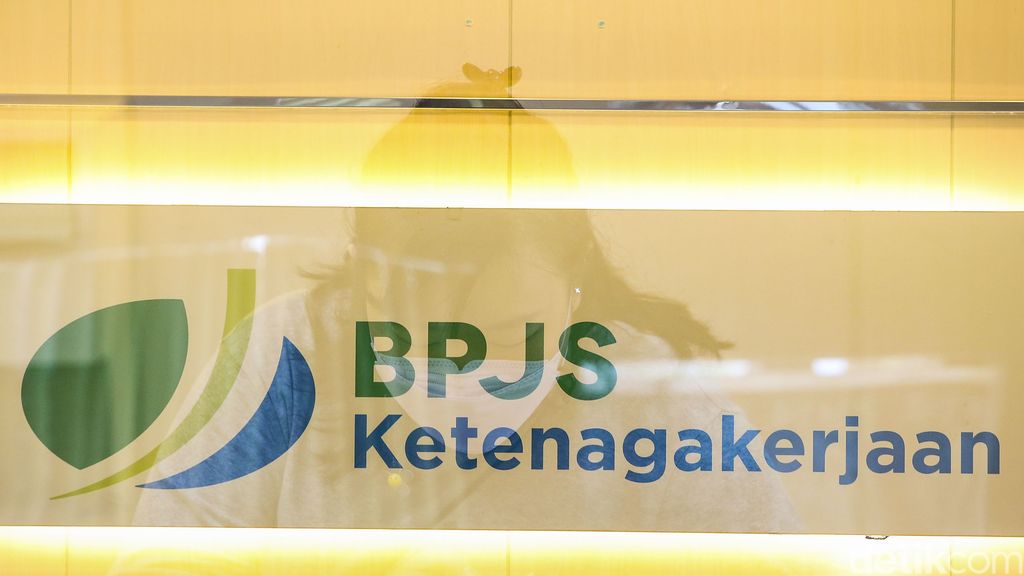 Sejumlah nasabah mendatangi kantor BPJS Ketenagakerjaan untuk mencairkan Jaminan Hari Tua (JHT). Salah satunya di kawasan Sudirman, Jakarta.