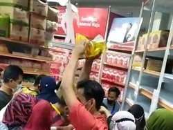 Viral Video Warga Bojonegoro Berebut Stok Minyak Goreng