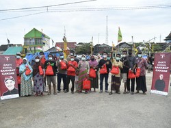 Relawan Ganjar Bagikan Sembako hingga Borong Dagangan di Tuban