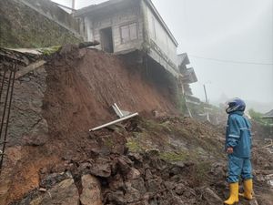 Duh! Gegara Tebing Longsor, Rumah Warga Banjarnegara Ini Menggantung
