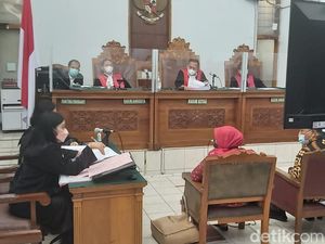 Hakim Tegur Anak Nia Daniaty Raib di Sidang Online: Jangan Seenaknya Makan! Hakim Tegur Anak Nia Daniaty Raib di Sidang Online: Jangan Seenaknya Makan!