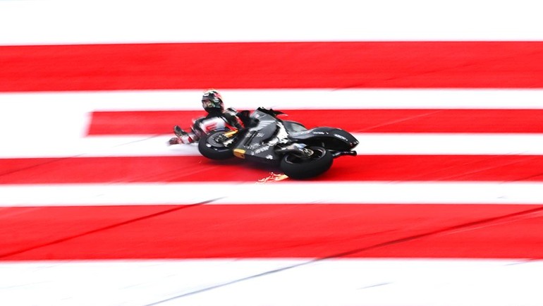 Takaaki Nakagami terjatuh dalam tes MotoGP Mandalika di hari pertama, Jumat (11/2/2022) lalu. Foto: ANTARA/ANDIKA WAHYU
