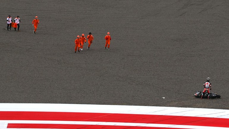 Marshall dan petugas kesehatan bergegas mendatangi rider LCR Honda Takaaki Nakagami yang terjatuh dalam tes MotoGP Mandalika. Foto: ANTARA/ANDIKA WAHYU