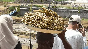 Sensasi Nonton Tes MotoGP dari Bukit, Ada Kacang Rebus dan Pop Mie