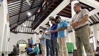 Suasana Salat Berjamaah di Masjid Saat Jakarta PPKM Level 3