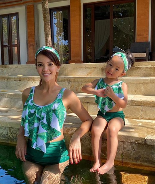 Chef Farah Quinn dan Adik Yaya tampil kompak mengenakan pakaian renang two pieces dengan kombinasi warna putih dan hijau