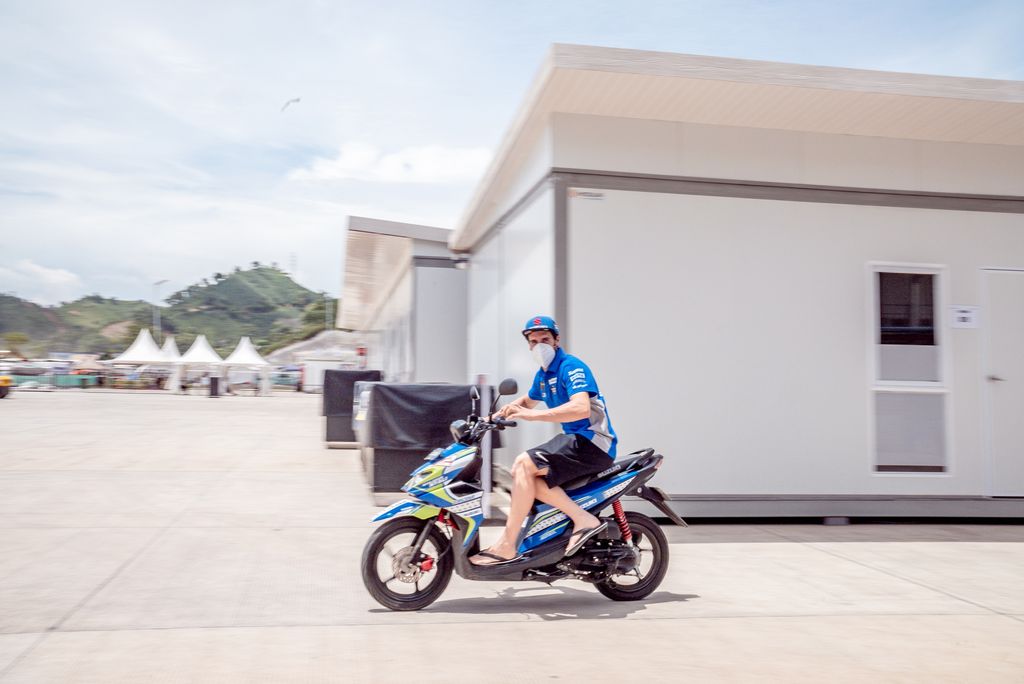 Dua unit Nex II dan tiga unit Nex Crossover digunakan sebagai motor paddock buat tim Suzuki Ecstar, termasuk untuk pembalap Alex Rins dan Joan Mir di MotoGP Mandalika.
