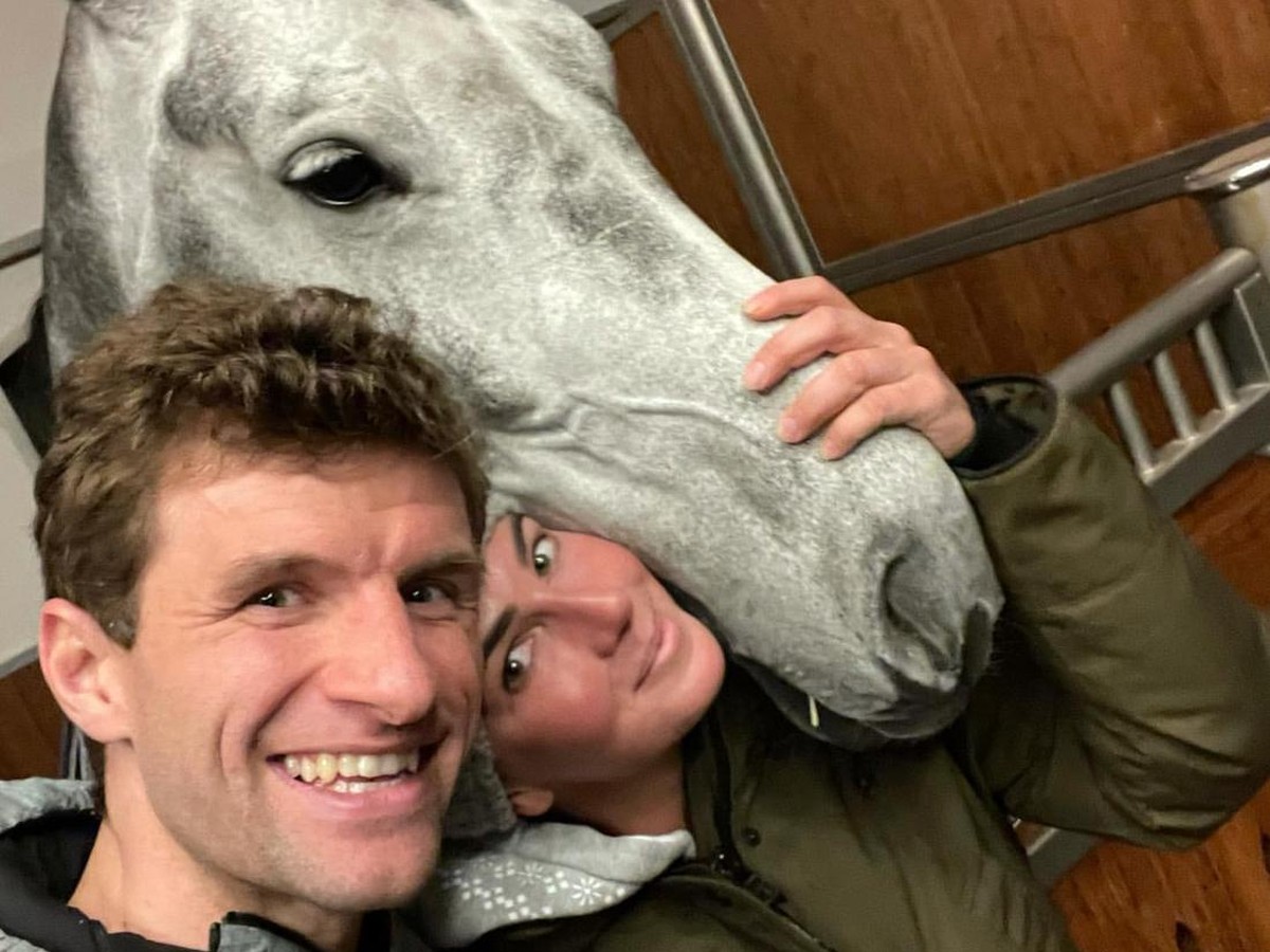 Thomas Mueller dan sang istri, Lisa, bersama salah satu kuda mereka. Foto: Instagram @lisa.mueller.official