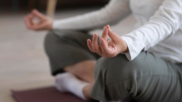 Melakukan yoga atau pilates yang cocok dilakukan untuk usia di atas 40 tahun.