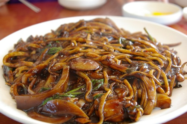 Tidak hanya ada Valentine's Day dan White Day saja, di Korea juga ada Black Day di mana para lajang akan memakan jajangmyeon saat hari ini
