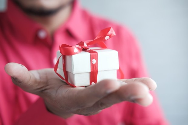 Saat White Day, para pria akan memberikan hadiah balasan bagi perempuan yang memberinya cokelat di Valentine dengan mengikuti Rule of Three yang berlaku di Korea