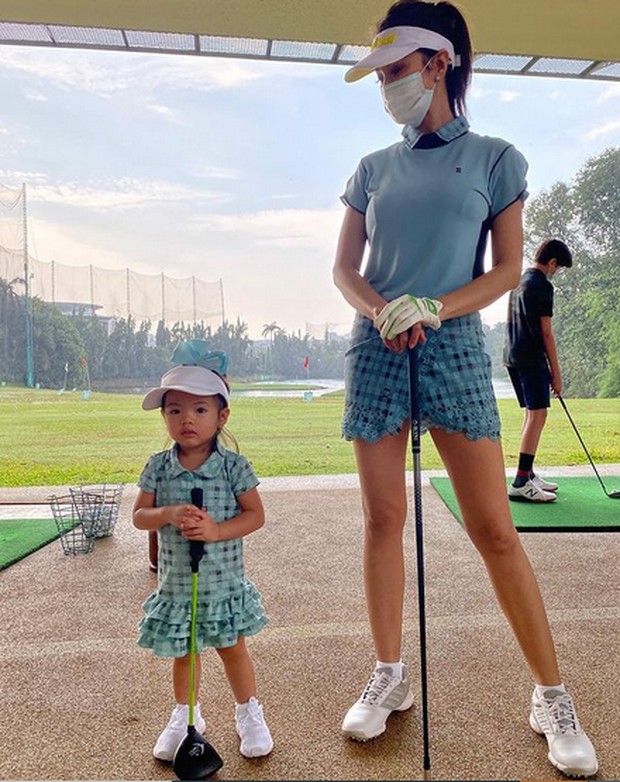 Chef Farah Quinn mempunyai hobi bermain golf. Outfit twinningnya bersama Adik Yaya selalu mencuri perhatian!
