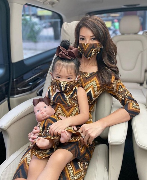 Indonesia banget! Chef Farah dan Adik Yaya mengenakan batik dengan motif sama sampai ke maskernya.