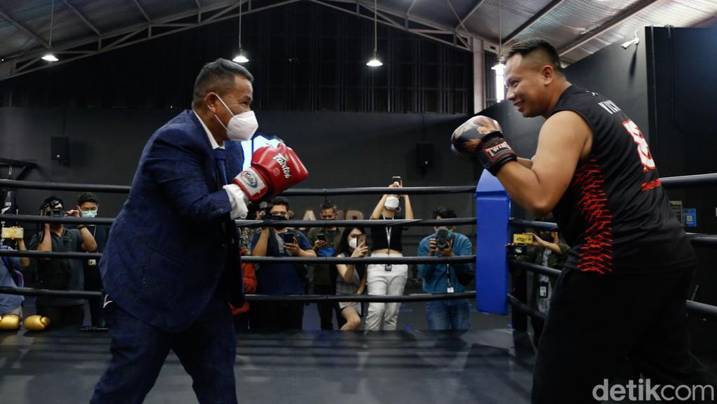 Adu Pukul Singkat Hotman Paris Vs Vicky Prasetyo Adu Pukul Singkat Hotman Paris Vs Vicky Prasetyo