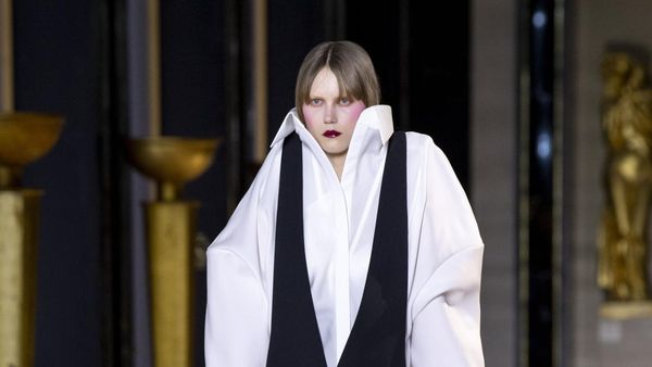 10 Koleksi Busana Couture 2022 dari Viktor & Rolf, Terinspirasi Gaya Drakula