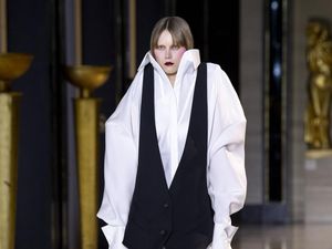 10 Koleksi Busana Couture 2022 dari Viktor & Rolf, Terinspirasi Gaya Drakula