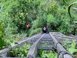 Mengerikan! Warga di Pinrang Bertaruh Nyawa di Tebing Gegara Rumah Terisolir