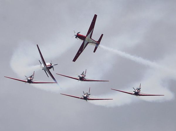 Aksi Akrobatik Pesawat di Singapore Airshow