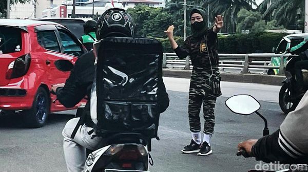 Aksi Perempuan Berseragam Loreng Atur Lalin di Gatsu