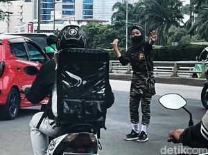 Aksi Perempuan Berseragam Loreng Atur Lalin di Gatsu