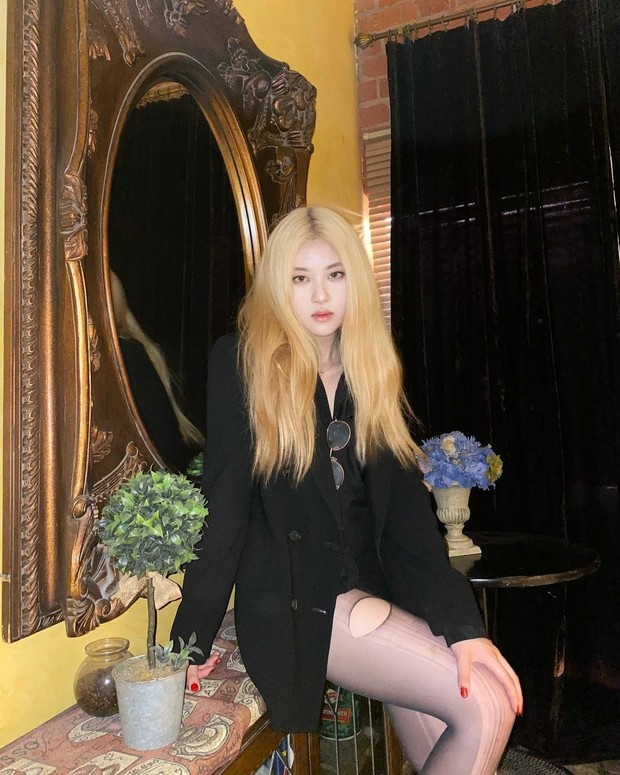 Alli mengenakan blazer oversize/instgaram.com/allissashin Alli terlihat mengenakan blazer oversize dengan stocking jaring.