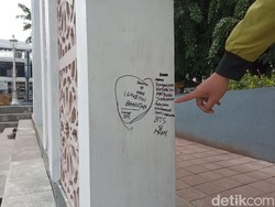 Duh! Belum Beres Direnov, Alun-alun Kota Bekasi Dicoret-coret BTS Army