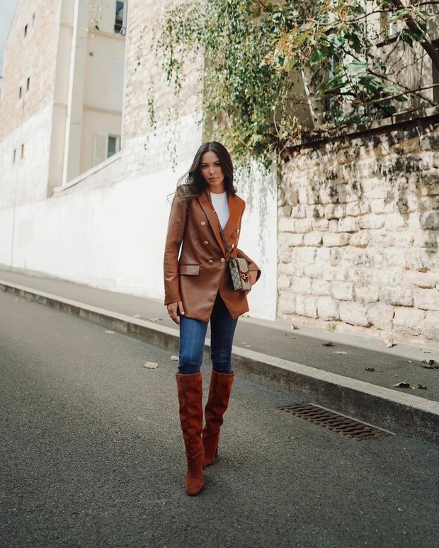 Alyssa fashion street style/instagram.com/alyssadaguise Look street style ala Alyssa Daguise yang mengenakan high length boots.