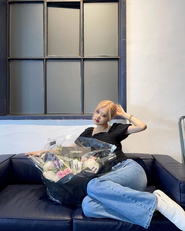 Sederhana, Rose mengenakan atasan berwarna hitam dipadukan dengan high weist.