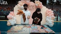 8 Foto Keseruan Atta & Aurel Hermansyah Dapat Kado 1 Truk Baju Bayi