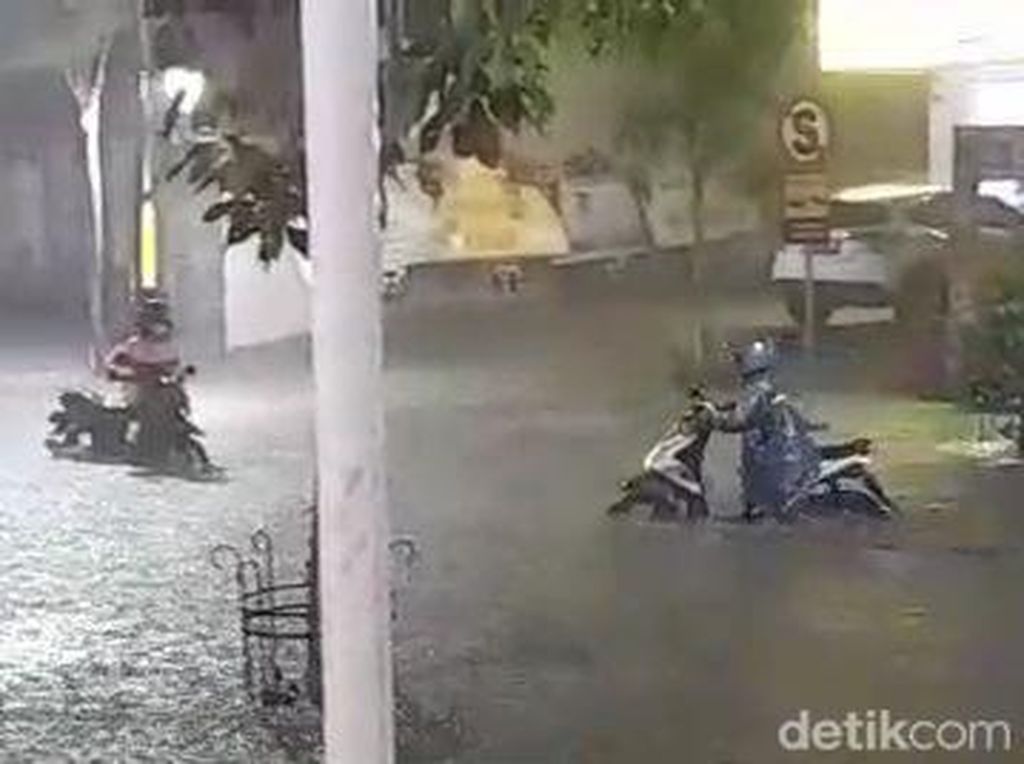 Jalan Protokol di Bojonegoro Banjir 50 Cm Usai 2 Jam Hujan Mengguyur