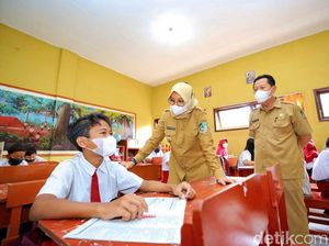 Tinjau PTM, Bupati Ipuk Minta Sekolah Respons Cepat Jika Ditemukan Kasus COVID